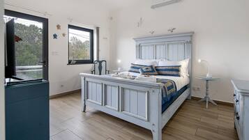 Een strijkplank/strijkijzer, wifi, beddengoed