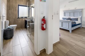 Douche, sèche-cheveux, serviettes fournies