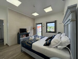 Een strijkplank/strijkijzer, wifi, beddengoed