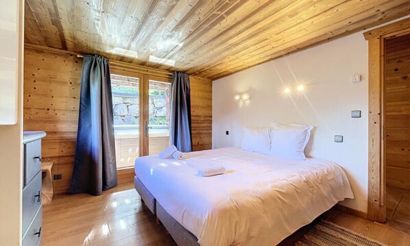 Muebles diferentes y ropa de cama