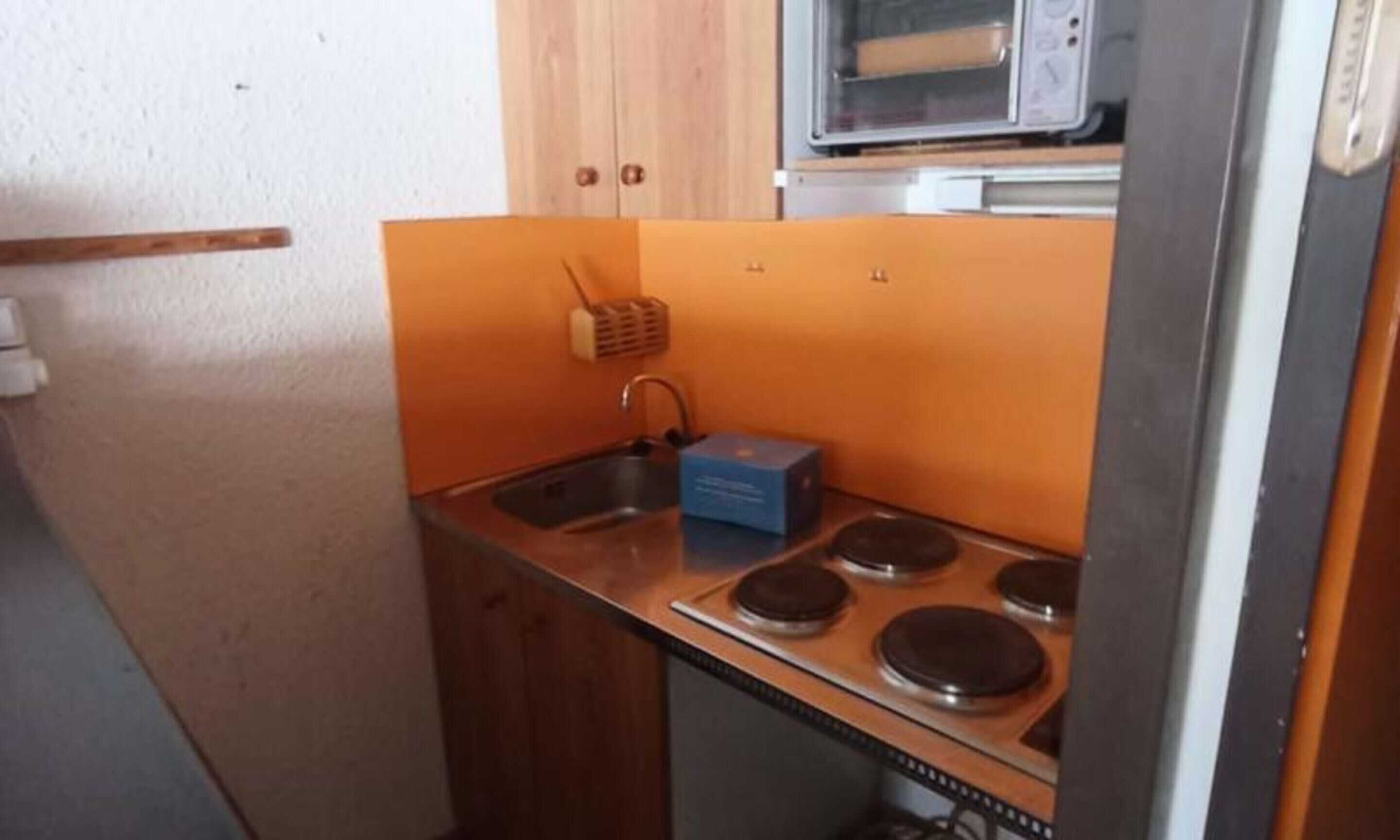 Fridge, microwave, oven, coffee/tea maker