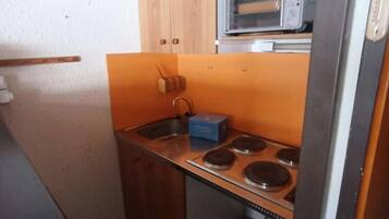 Fridge, microwave, oven, coffee/tea maker