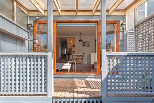 Stylish 2-bed Cottage in Trendy Erskineville