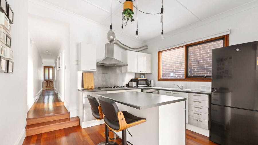 スタイリッシュ 2 ベッド コテージ イン トレンディ アースキンビル