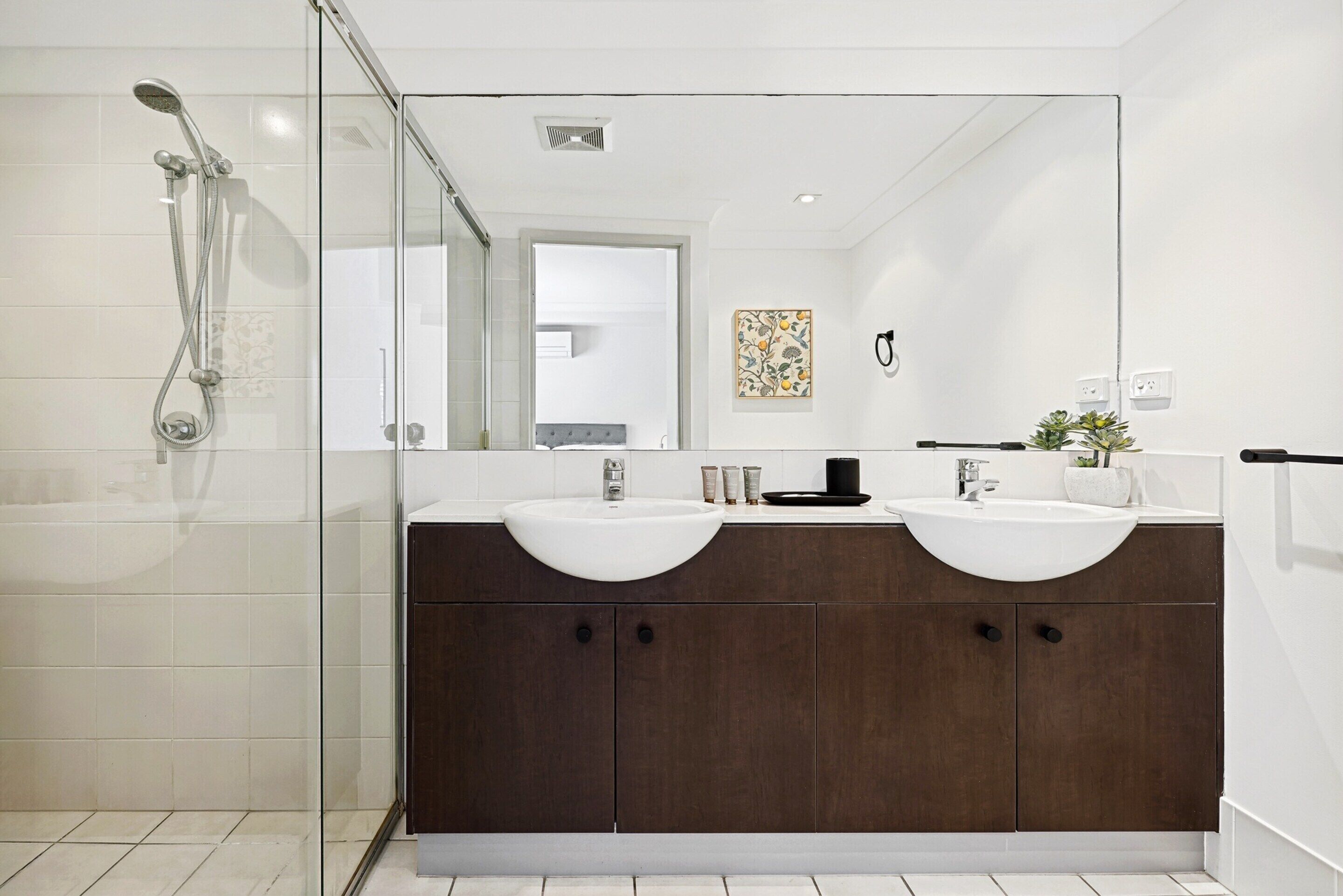 Apartment | Bathroom | Bathtub, hair dryer, towels, soap