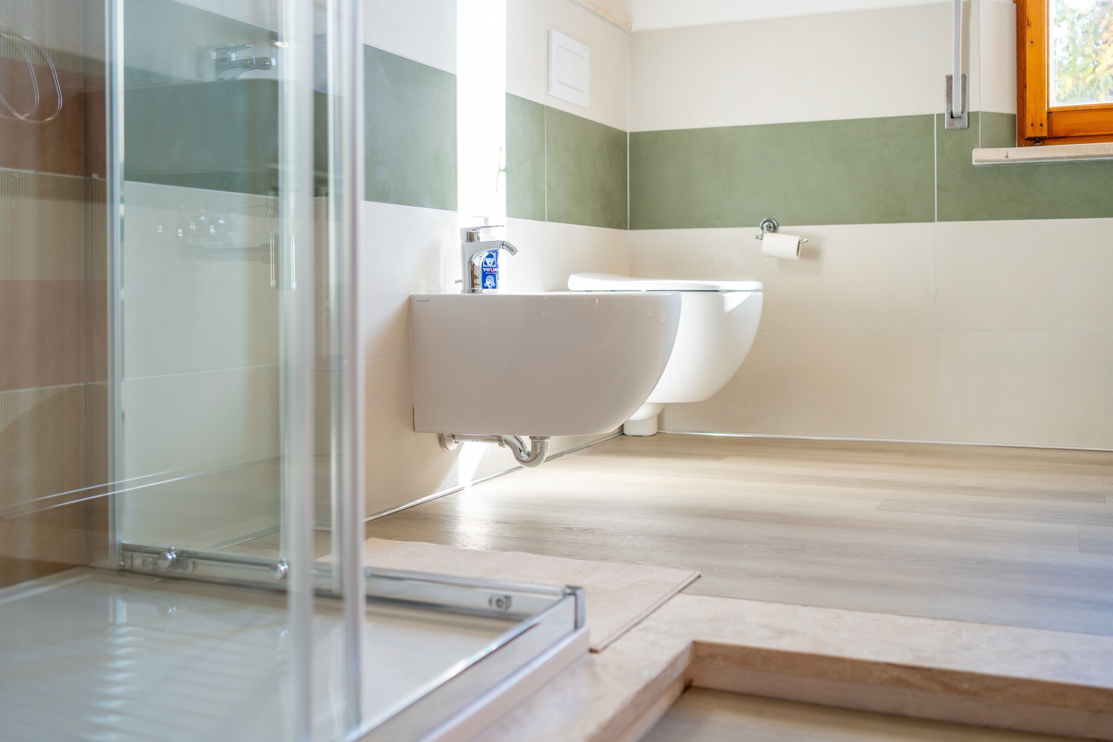 Dusj, hårføner og håndklær