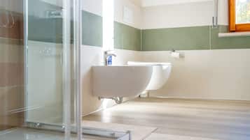 Dusj, hårføner og håndklær