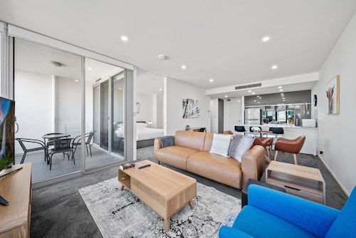 Stylish 1-bed Retreat Steps From Foreshore