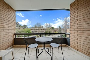 Outdoor dining - 2-bed With Pool, Bbq, Tennis Court & Parking (Canberra)