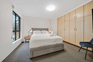 Apartment | 2 bedrooms, laptop workspace, iron/ironing board, bed sheets - 2-bed With Pool, Bbq, Tennis Court & Parking (Canberra)