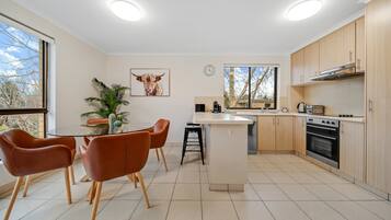 Apartamento | Cozinha privada | Talheres/pratos/utensílios de cozinha