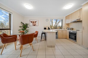Apartment | Private kitchen | Cookware/dishes/utensils - 2-bed With Pool, Bbq, Tennis Court & Parking (Canberra)