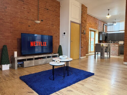 City Centre 2-Bed | 2 Balconies | 65" TV | Netflix | Free Parking