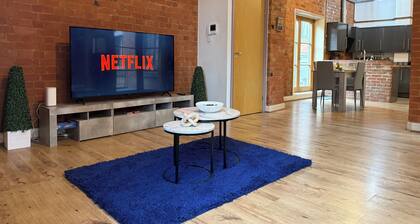 City Centre 2-Bed | 2 Balconies | 65" TV | Netflix | Free Parking