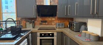 City Centre 2-Bed | 2 Balconies | 65" TV | Netflix | Free Parking