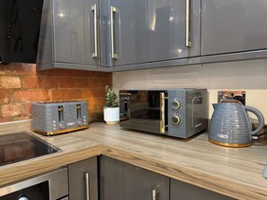 Refrigerador, microondas, horno y parrilla de estufa 