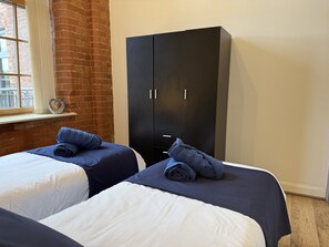 2 عدّة غرف نوم ومكواة/لوح كي وواي فاي مجانًا وملاءات أسرّة