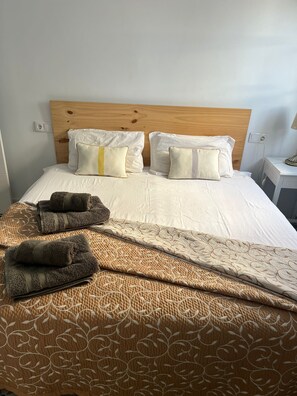 Een strijkplank/strijkijzer, wifi, beddengoed