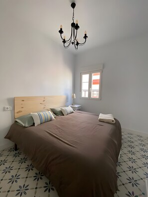 Silitysrauta/-lauta, Wi-Fi, vuodevaatteet