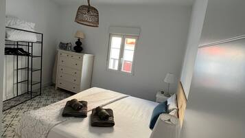 3 slaapkamers, een strijkplank/strijkijzer, wifi, beddengoed