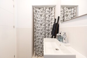 Shower, hair dryer, towels