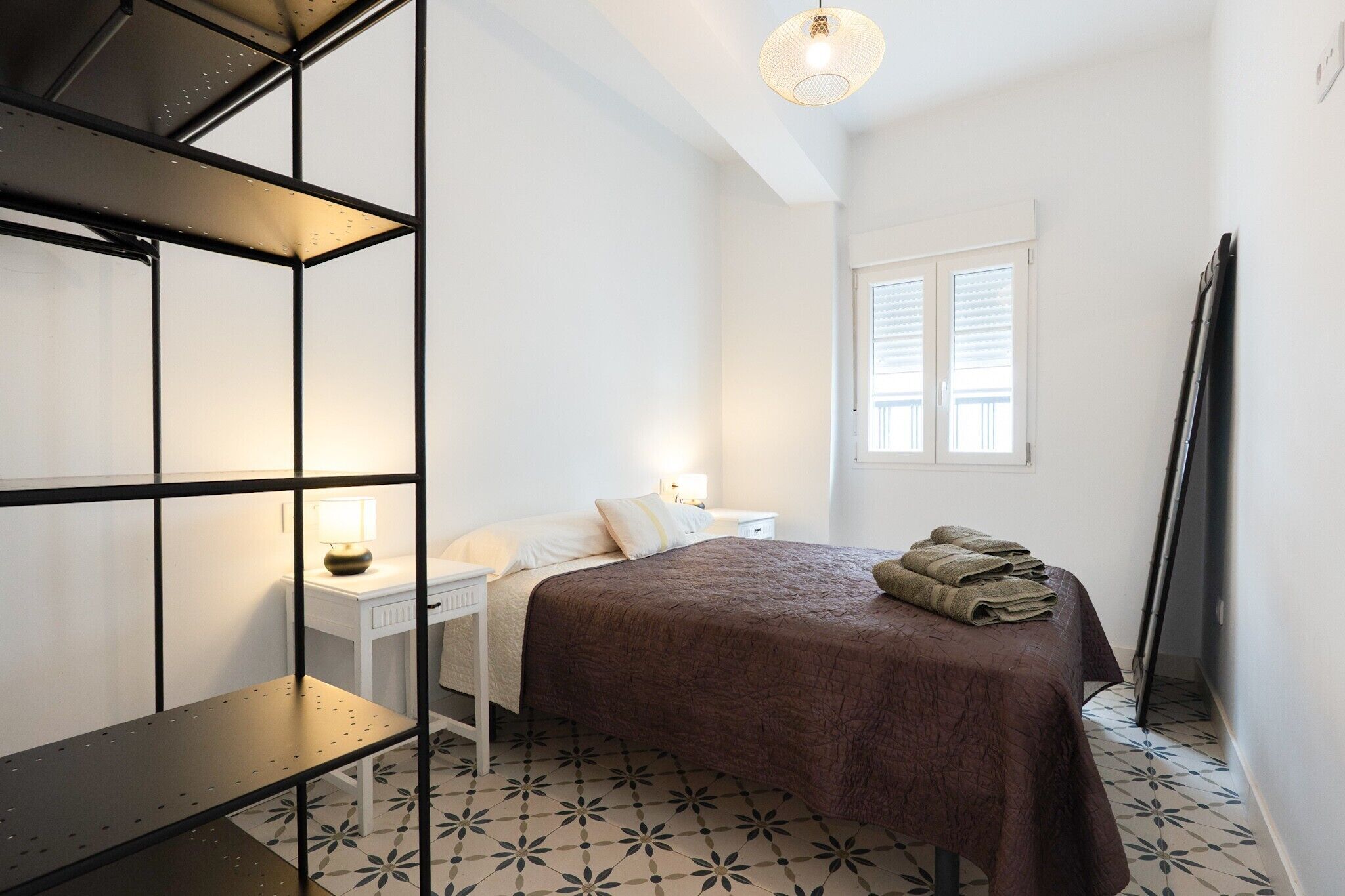 3 habitaciones, tabla de planchar con plancha, wifi y ropa de cama 