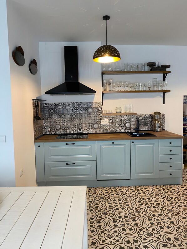 Jääkaappi, mikroaaltouuni, uuni, liesi