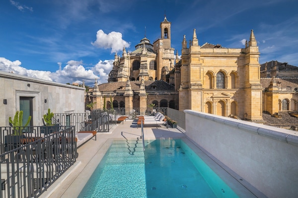 Outdoor pool, pool umbrellas, sun loungers
