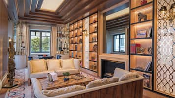 Un salón amplio con chimenea, una estantería grande y un espacio de estar acogedor.