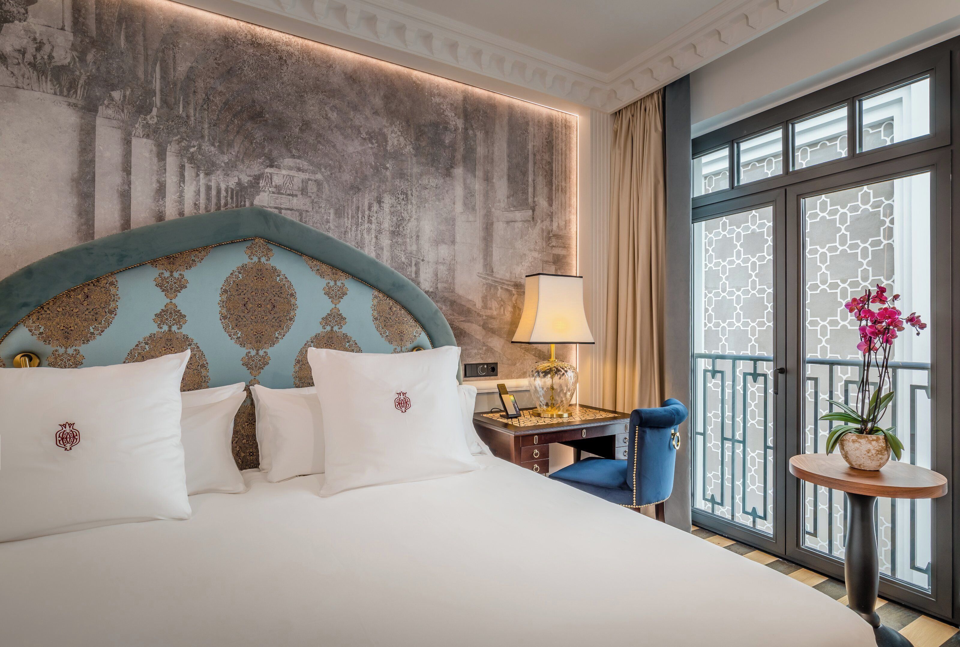 Deluxe-Doppelzimmer, Blick auf den Innenhof | Hochwertige Bettwaren, Daunenbettdecken, Minibar, Zimmersafe