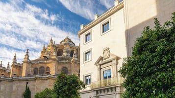 Un edificio histórico con arquitectura clásica, que incluye un campanario y balcones ornamentados.