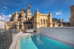 A rooftop pool with a view of a historic building with multiple towers and arches. - Gran Hotel Claridge Granada - Preferred Hotels & Resorts (Granada)