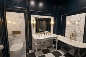 ไดร์เป่าผม, เสื้อคลุมอาบน้ำ, รองเท้าสวมภายในห้อง, ผ้าเช็ดตัว