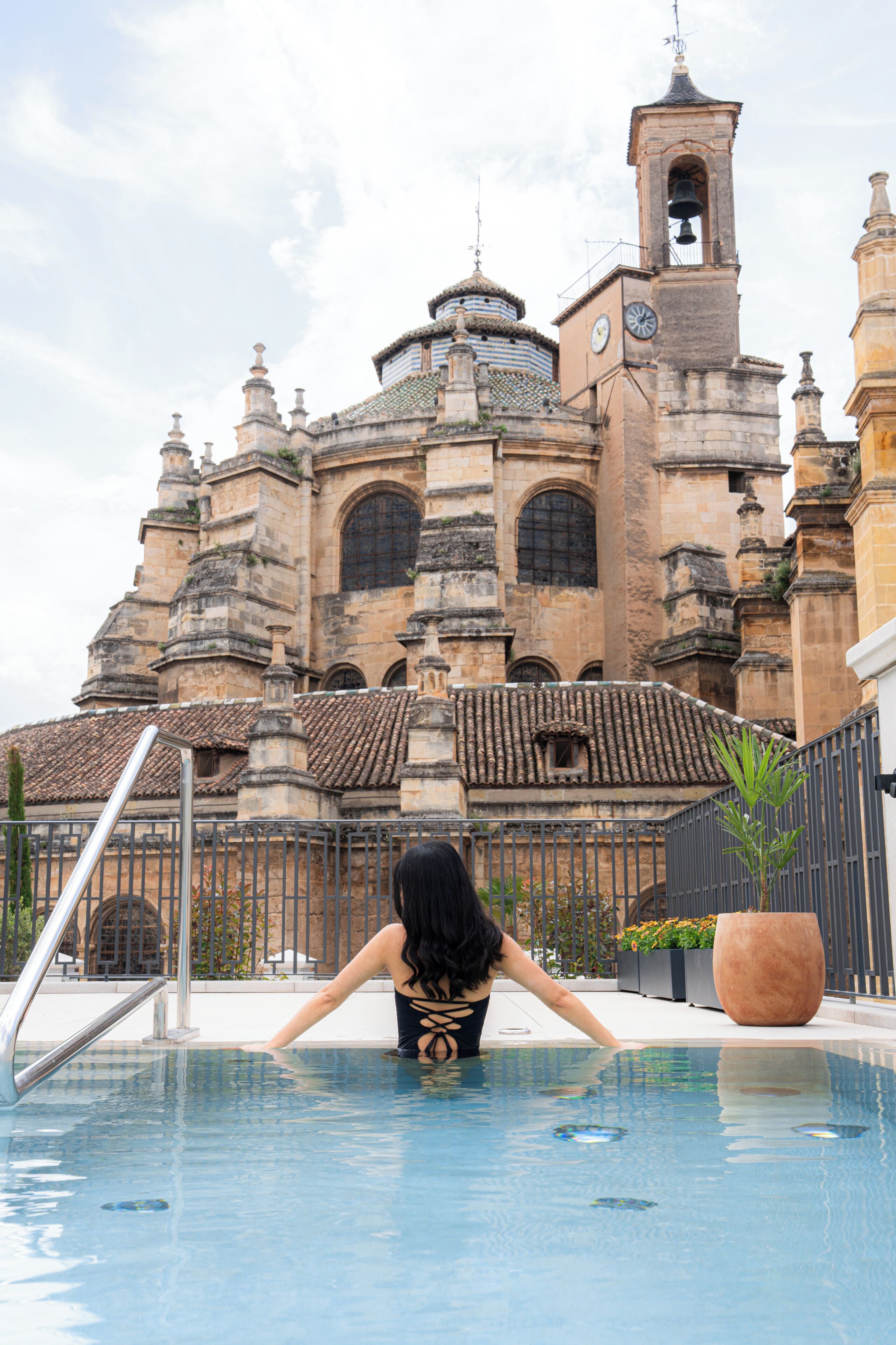 Piscina externa, guarda-sóis, espreguiçadeiras