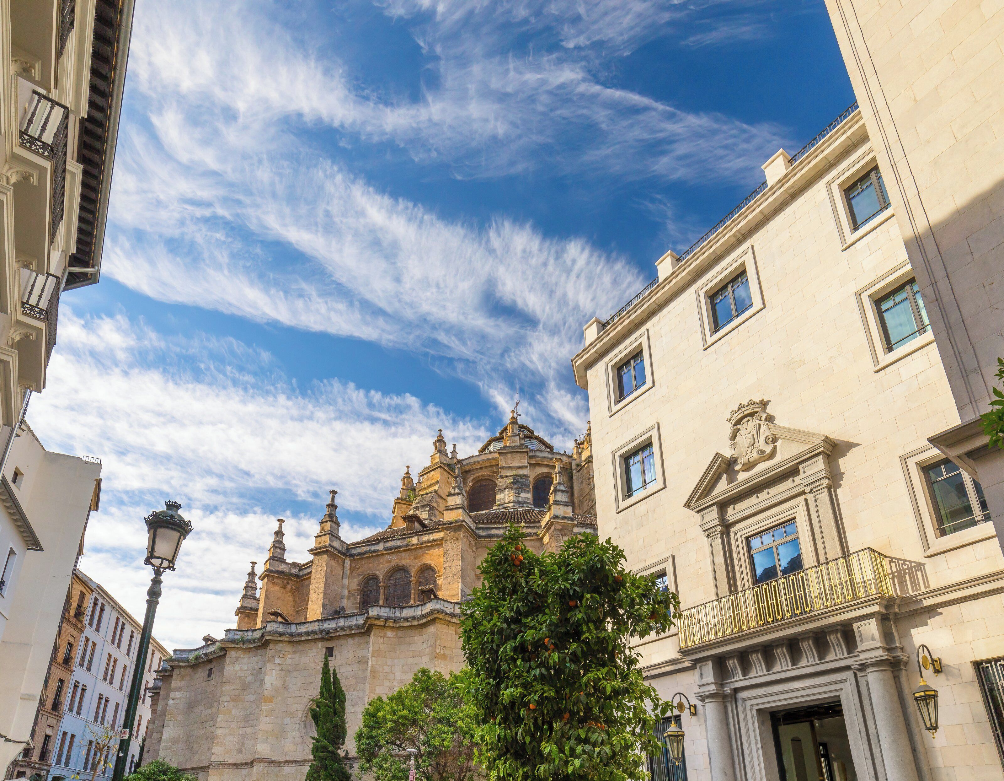 Um edifício histórico com arquitetura elaborada, uma cúpula imponente e fachada bem conservada.