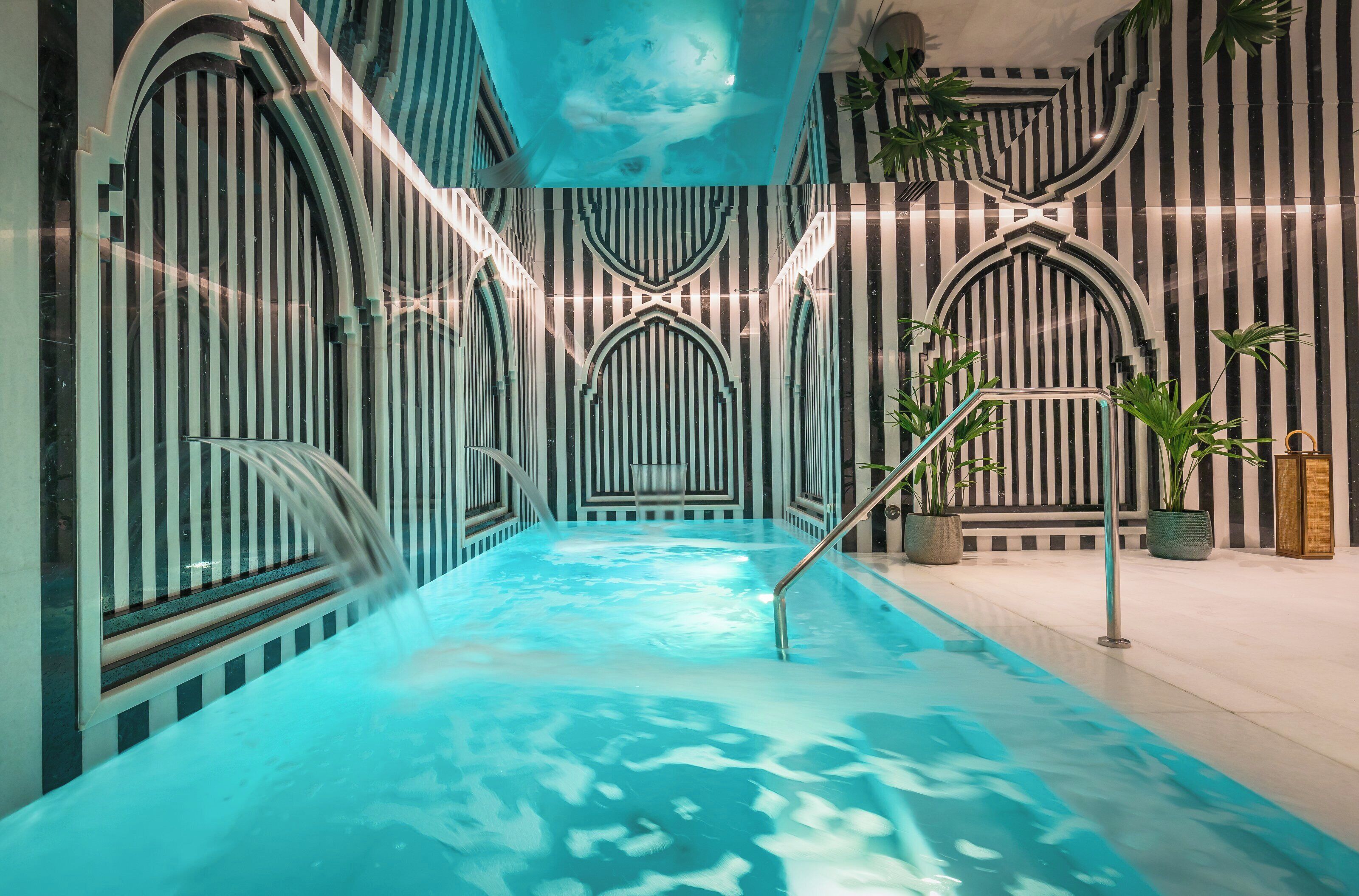 Un sauna, baño turco, tratamientos corporales, aromaterapia