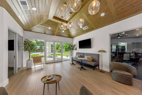 Charming 2BR in Heart of Largo + Free Pool & Gym