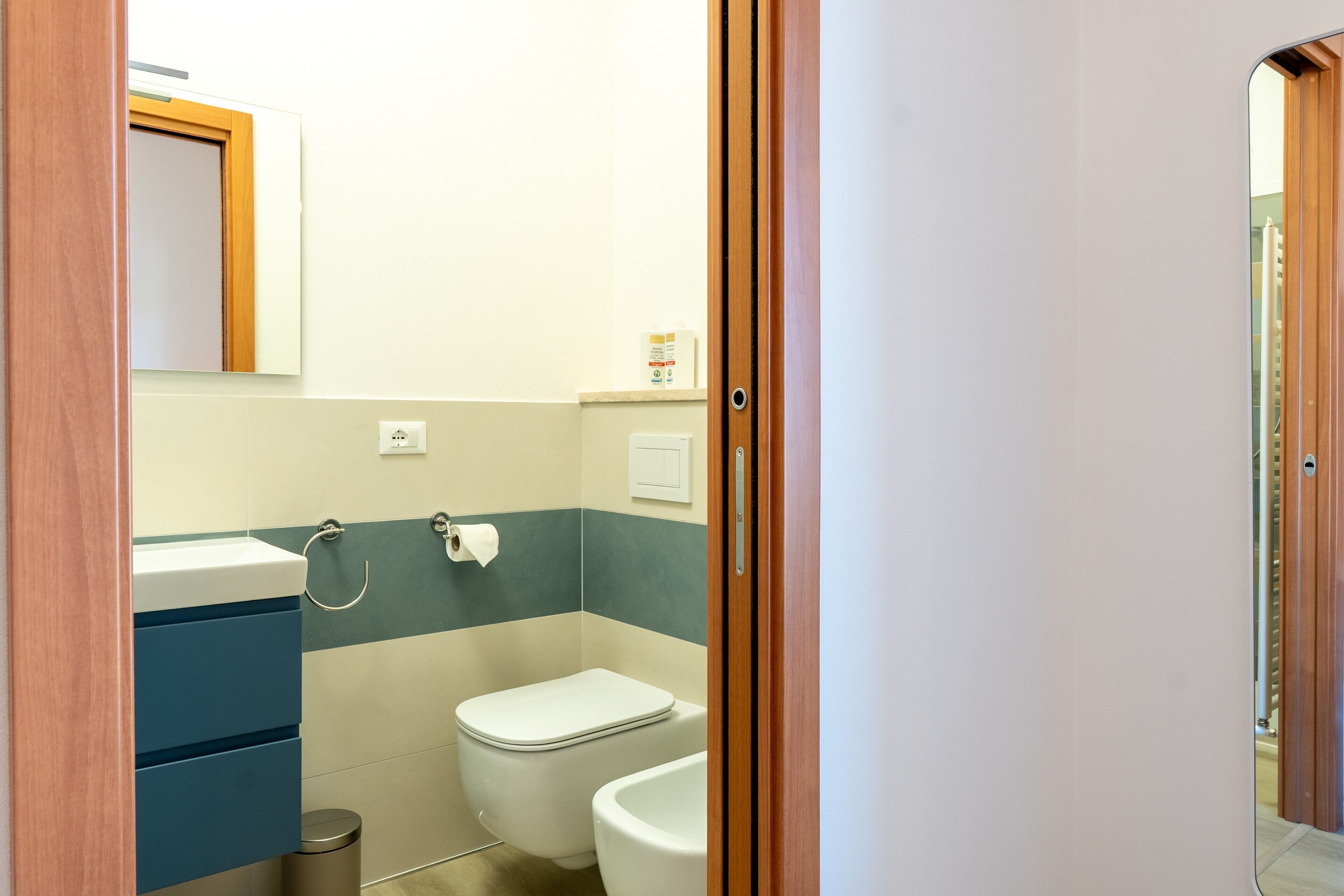 A bathroom with a toilet, sink, and bathtub.