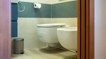 Douche, sĂšche-cheveux, serviettes fournies