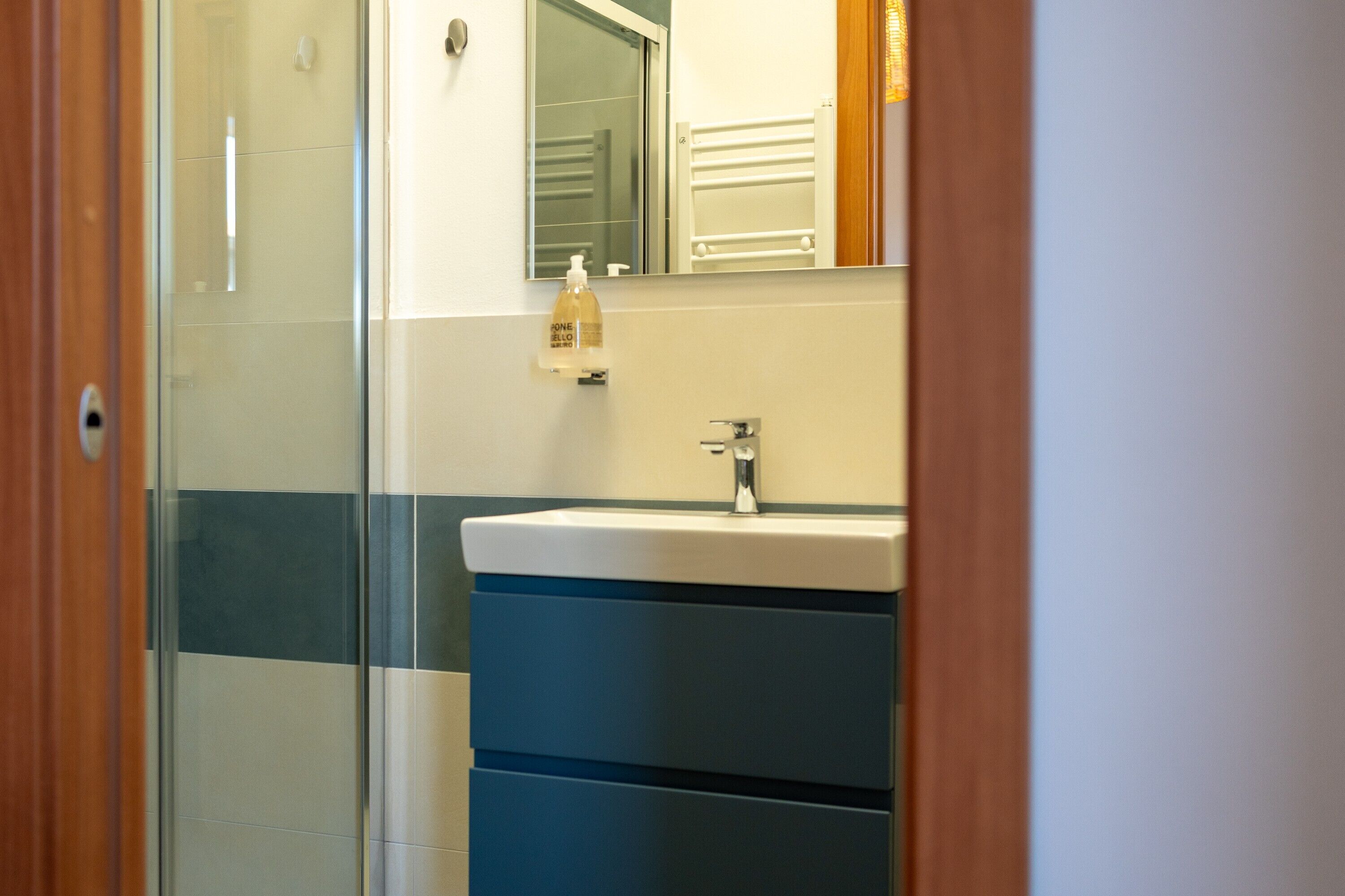 Dusj, hårføner og håndklær