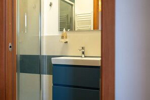 Dusj, hårføner og håndklær