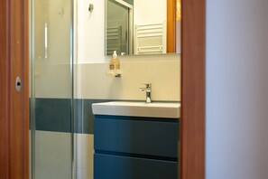 Dusche, Haartrockner, Handtücher