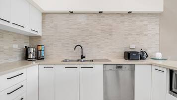 Apartment | Private kitchen | Cookware/dishes/utensils