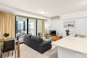 Living room - 1-bed Brisbane City Centre With Pool, BBQ & Gym (Brisbane)