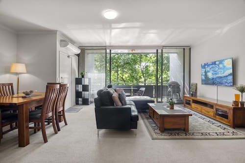 Central 2-bed Pad With Tennis Court,