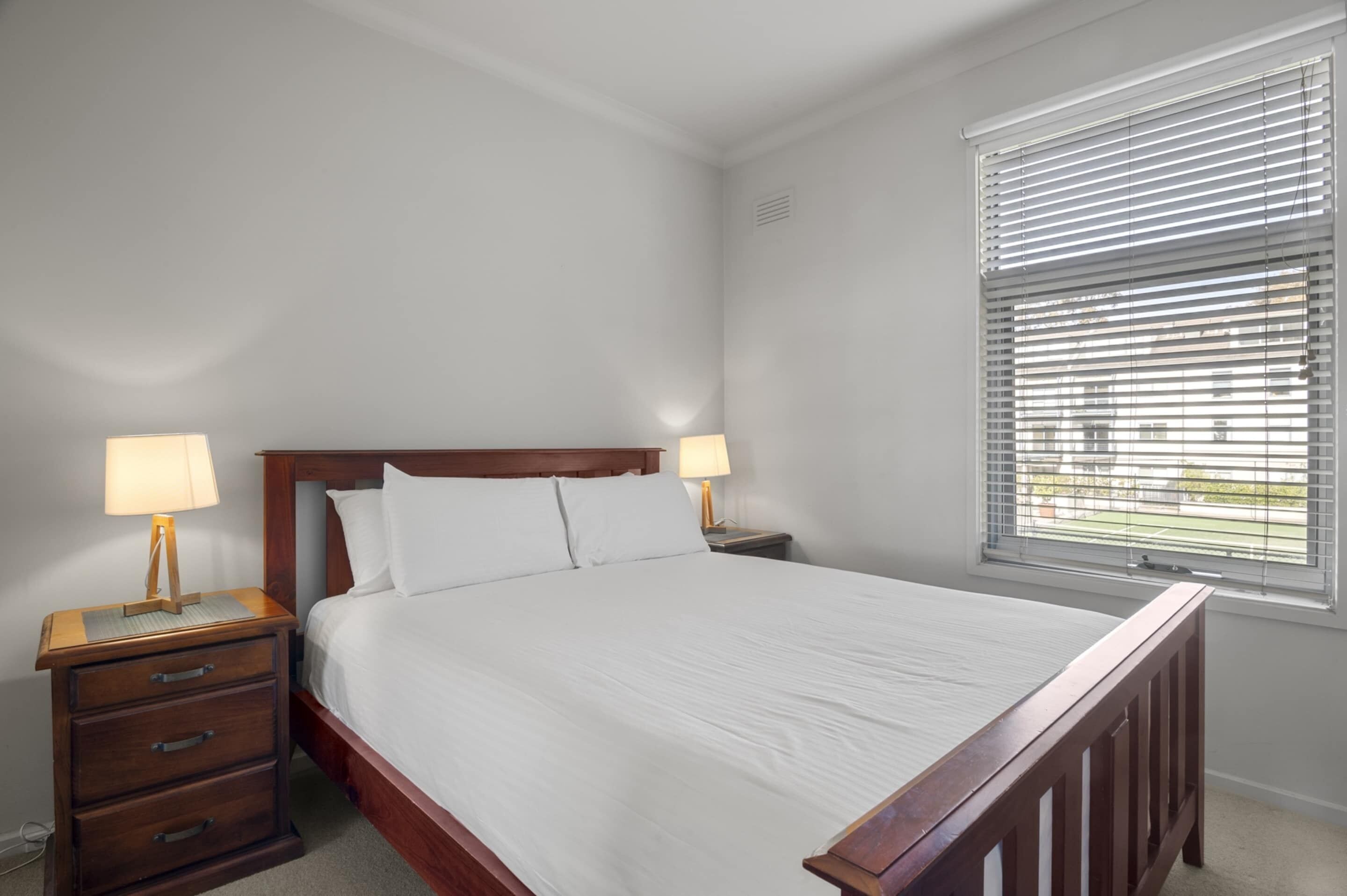 2 habitaciones, tabla de planchar con plancha y ropa de cama 