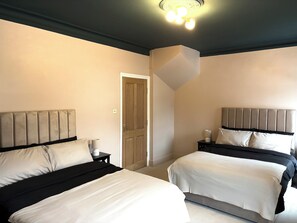 4 dormitoris, caixa forta a l'habitaci ó i planxa i posts de planxar 