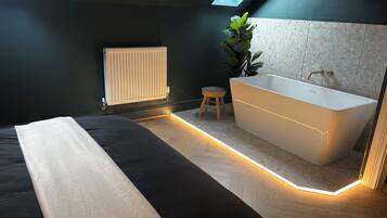 3 bedrooms, in-room safe, iron/ironing board, WiFi