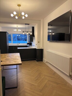 ثلاجة، ميكروويف، فرن، موقد طهي مسطح