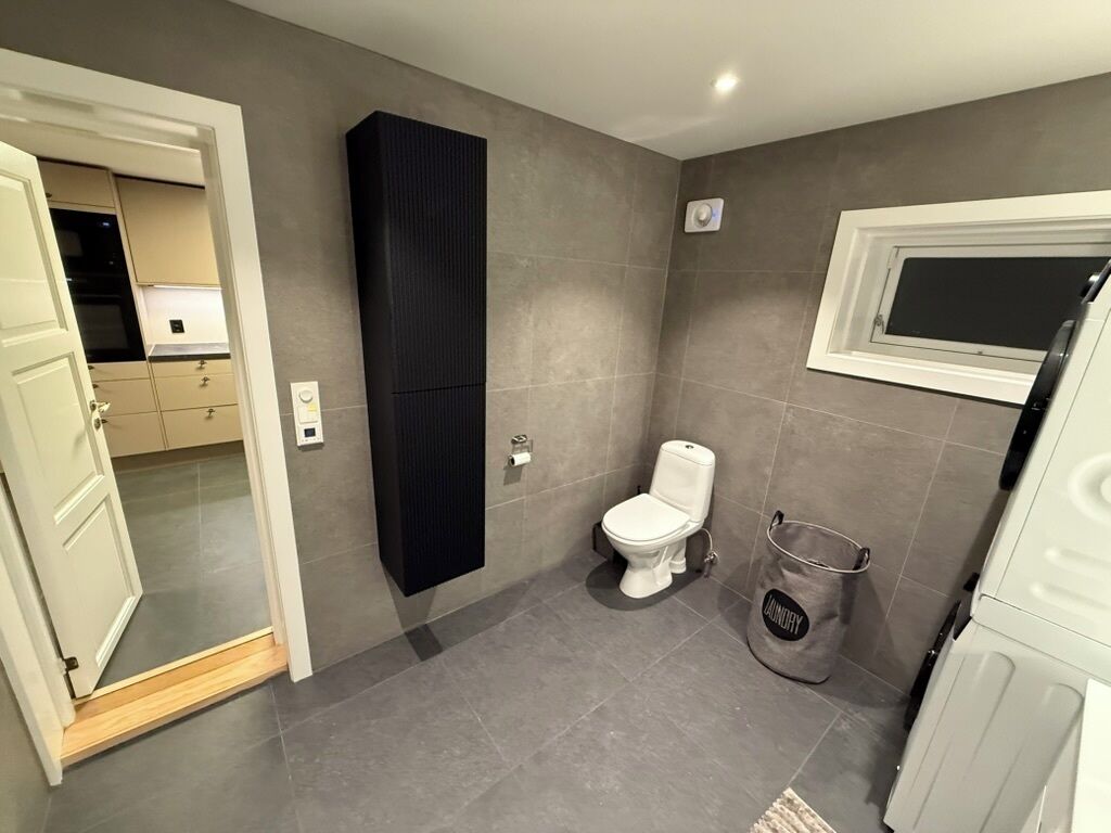 Secador de pelo, toallas, jabón, papel higiénico